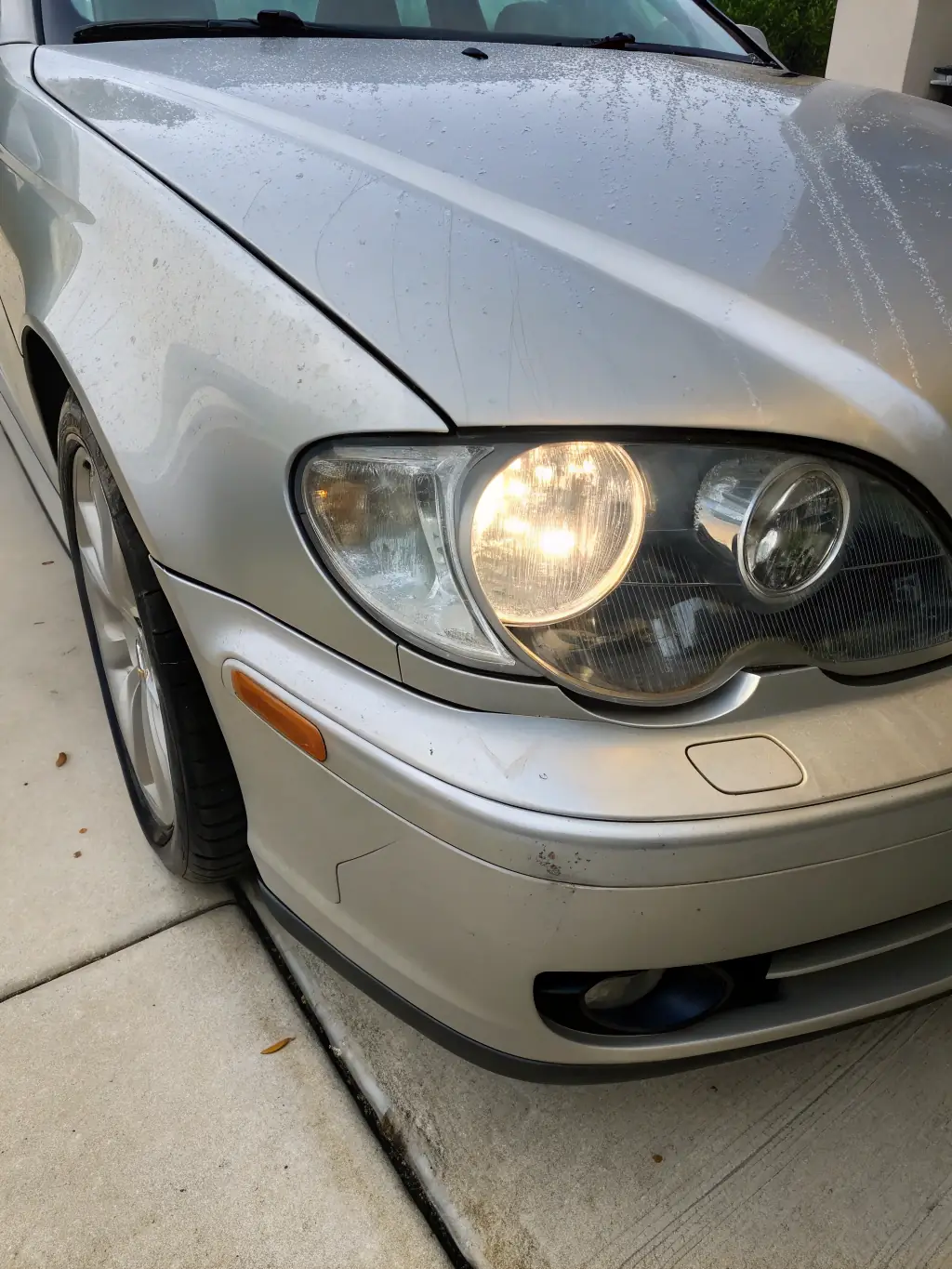 A car with restored headlights, shining brightly at night, demonstrating the effectiveness of Halils Bilvask's headlight restoration service.